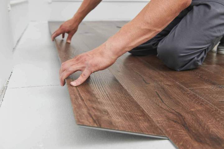Nous posons le parquet et le carrelage.